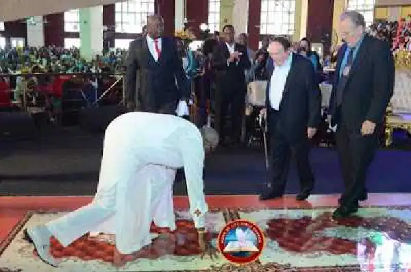 Photos: Pastor Oritsejafor Prostrates As He Welcomes Popular US Televangelist To Nigeria